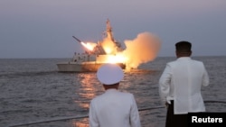 Nhà lãnh đạo Triều Tiên Kim Jong Un giám sát vụ phóng thử tên lửa từ một chiến hạm