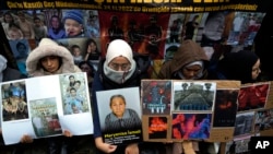 Phụ nữ biểu tình phản đối việc Trung Quốc đàn áp tàn bạo người Uyghurs, trước mặt Tòa lãnh sự Trung Quốc tại Istanbul, Thổ Nhĩ Kỳ, ngày 30/11/2022.