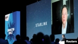 Người sáng lập SpaceX và Giám đốc điều hành Tesla, Elon Musk, phát biểu qua màn hình tại Đại hội Thế giới Di động ở Barcelona, ​​Tây Ban Nha, ngày 29/6/2021. Theo Reuters, kế hoạch cung cấp vệ tinh Starlink của SpaceX cho Việt Nam đang bị hoãn lại.