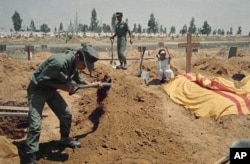 Những người lính VNCH đang chôn cất một đồng đội trước sự chứng kiến của gia đình người đã khuất tại Nghĩa trang Biên Hòa ngày 29/2/1972, 3 năm trước khi chính quyền miền Bắc tiếp quản nghĩa trang khi Sài Gòn sụp đổ.