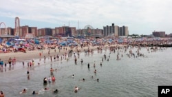 گرمیوں کے موسم میں امریکیوں کی ایک بڑی تعداد ساحلی تفریح گاہوں کا رخ کرتی ہے۔ نیویارک کے ایک بیچ کا منظر۔ 