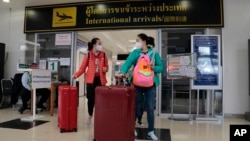 Du khách Trung Quốc đến sân bay quốc tế Chiang Mai, Thái Lan.
