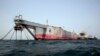 بحیرہ احمر  میں 8 سال سے کھڑے زنگ آلود ٹینکر سے تیل کی منتقلی شروع 