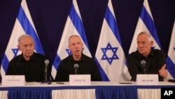 Từ trái sang: Thủ tướng Benjamin Netanyahu, Bộ trưởng Quốc phòng Yoav Gallant và Bộ trưởng Nội các Benny Gantz. Vào ngày 17/6/2024, các quan chức Israel cho biết ông Netanyahu đã giải tán Nội các Chiến tranh quyền lực, vốn được giao nhiệm vụ chỉ đạo cuộc chiến ở Gaza.