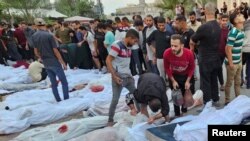 جبالیہ پناہ گزین کیمپ کے مکانات پر اسرائیلی حملوں میں ہلاک ہونے والے فلسطینیوں کی لاشیں 31 اکتوبر 2023 کو شمالی غزہ کی پٹی کے ایک اسپتال میں پڑی ہیں۔