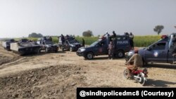سندھ کے کچے کے علاقے میں پولیس ڈاکوؤں کے خلاف آپریشن کی تیاری کر رہی ہے۔ فائل فوٹو