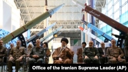 خامنہ ای نے ایران کی پاسدارانِ انقلاب کی نمائش کے دورے کے دوران خطاب کیا۔