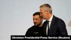 Tổng thống Ukraine Volodymyr Zelenskyy (trái) gặp Tổng thư ký NATO Jens Stoltenberg tại Kyiv ngày 20/4/2023.