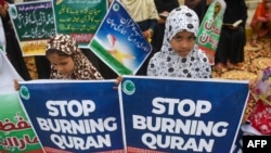 Biểu tình tại Karachi, Pakistan, ngày 9/7/2023 chống việc đốt kinh Koran bên ngoài một ngôi đền Hồi Giáo ở Stockholm, Thụy Điển, khiến thế giời Hồi Giáo nổi giận. 