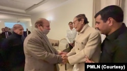 سابق وزیرِ اعظم نواز شریف نے بدھ کو مسلم لیگ (ق) کے صدر چوہدری شجاعت حسین سے ملاقات کی تھی۔ 