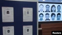 Hình ảnh của tám nhà hoạt động đã bị phát lệnh bắt giữ vì an ninh quốc gia được trưng bày tại một cuộc họp báo ở Hong Kong, ngày 3 tháng 7 năm 2023. REUTERS/Joyce Zhou