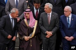 یونین فار دی میڈیرینین کے سیکرٹری جنرل نصر کمال ، اور سعودی عرب کے شہزادہ فیصل بن فرحان السعود، پرتگال کے وزیر خارجہ جواؤ گورمے ، فلسطینی وزیر خارجہ ریاض المالکی بارسیلونا میں کانفرنس کے موقع پر فوٹو اے پی 27 نومبر 2023