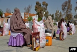 افغانستان میں خواتین امدادی خوراک وصول کرتے ہوئے ، فائل فوٹو