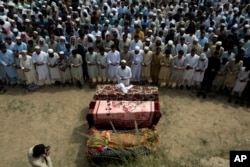باجوڑ حملے میں ہلاک ہونے والوں کی نمازِ جنازہ۔ فوٹو اے پی 31 جولائی 2023