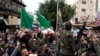مسلح فلسطینی ان فلسطینیوں کی میتیں اٹھائے ہوئے مارچ کر رہے ہیں جو ابن سینا اسپتال پر اسرائیلی حملے میں مارے گئے۔ فائل فوٹو 30 جنوری 2024