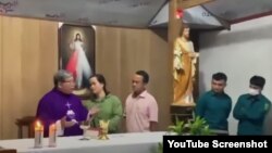 Đoạn video trên YouTube vào ngày 22/3/2023 cho thấy nhóm cán bộ ở xã Đắk Nông, huyện Ngọc Hồi, tỉnh Kontum, xông vào lấy sách, buộc linh mục phải dừng cử hành thánh lễ.