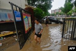چین کے مرکزی شہر بیجنگ کے ایک مضافاتی علاقے میں سیلابی پانی داخل ہونے سے زندگی کے معمولات متاثر ہو گئے۔ 31 جولائی 2023