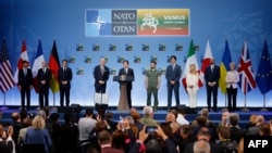 Đứng cạnh Tổng thống Zelenskyy, các nhà lãnh đạo G7 ngày 12/7 công bố một khuôn khổ quốc tế về an ninh lâu dài cho Ukraine vào lúc kết thúc thượng đỉnh NATO tại Vilnius, Lithuania.
