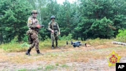 بیلا روس اور واگنر گروپ کے فوجی مشق کے دوران ایک ڈرون استعمال کرتے ہوئے۔ 20 جولائی2023 فوٹو اے پی