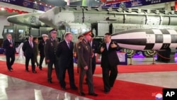 Lãnh tụ Triều Tiên Kim Jong Un cùng đoàn của Bộ trưởng Quốc phòng Nga Sergei Shoigu thăm triển lãm vũ khí ở Pyongyang, 26/7/2023.