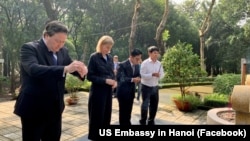 Đại sứ Mỹ tại Việt Nam Marc Knapper (trái) cùng Tổng lãnh sự Tổng Lãnh sự Susan Burns thắp hương tại Nghĩa trang Biên Hòa (còn gọi là Nghĩa trang Bình An) hôm 13/10.
