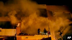 حملے میں تباہ شدہ اپارٹمنٹ میں آگ بجھانے کی کوشش کی جارہی ہے۔ فوٹو اے پی، 2 جنوری 2024