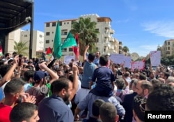 عمان ، اردن میں غزہ کے فلسطینیوں کے ساتھ یک جہتی کے ایک مظاہرے کے دوران اردنی شہری اسرائیلی سفارت خانے کے قریب جمع ہیں ، فوٹو رائٹرز 7 اکتوبر 2023