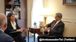  پاکستانی وزیرِ تجارت سید نوید قمر واشنگٹن ڈی سی میں امریکی تجارتی نمائندہ کیتھرین تائی سے ملاقات کر رہے ہیں۔ 