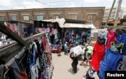 کینیا کے شہر نیروبی میں استعمال شدہ کپڑوں کی گیکومبا مارکیٹ جہاں بڑے پیمانے پر خریداری ہوتی ہے۔ اس طرح کی مارکیٹیں اکثر غریب اور ترقی پذیر ملکوں میں پائی جاتی ہیں۔