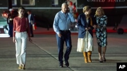 Başkan Joe Biden, New Jersey'deki McGuire Hava Kuvvetleri Üssü'nde Air Force One'a binmek üzere ailesi birlikte yürürken telefonda konuşuyor- 29 Haziran 2024.