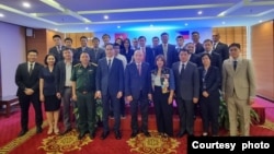 Phái đoàn ngoại giao Philippines và Việt Nam tham dự hội đàm trong khuôn khổ Nhóm công tác thường trực chung Philippines-Việt Nam lần thứ 10 về các vấn đề hàng hải và đại dương tại Hạ Long vào ngày 15-16/5/2023. (Ảnh: Bộ Ngoại giao Philippines)