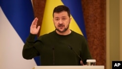 Tổng thống Volodymyr Zelenskyy họp báo tại Kyiv, Ukraine, ngày 3/4/2024. Hai đại tá trong Lực lượng Vệ binh Nhà nước Ukraine, bị bắt vì tình nghi âm mưu ám sát ông Zelenskyy.