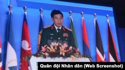 Hình ảnh Bộ trưởng Quốc phòng Việt Nam Phan Văn Giang trên màn hình khi phát biểu tại Diễn đàn Hương Sơn Bắc Kinh ở Trung Quốc hôm 30/10.