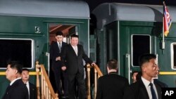 Nhà lãnh đạo Triều Tiên Kim Jong Un bước xuống tàu sau khi tàu vượt qua biên giới Nga tại Khasan, cách Vladivostok 127 km về phía nam, ngày 12/9/2023.
