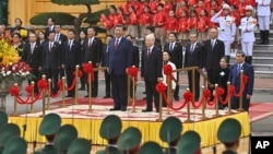 Chủ tịch Trung Quốc Tập Cận Bình (giữa, bên trái) và Tổng Bí thư Đảng Cộng sản Việt Nam Nguyễn Phú Trọng (giữa, bên phải) tham dự lễ tiếp đón tại Phủ Chủ tịch ở Hà Nội ngày 12/12/2023. Tuyên bố chung Việt Nam-Trung Quốc được đưa ra trong dịp này.