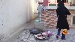 افغان لڑکیوں کی تعلیم پر پابندی؛ 'پہلے اسکول جاتی تھی اب بس گھر کے کام کرتی ہوں'