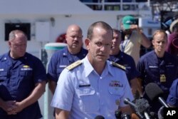 امریکی کوسٹ گارڈ کے رئیر اٰیڈمرل جان موگر صحافیوں کو بحراوقیانوس کی تہہ میں ڈوبے ہوئے جہاز ٹائیٹنک کے قریب گم ہونے والی آبدوز ٹائین کے بارے میں بریفنگ دے رہے ہیں۔ 22 جون 2023