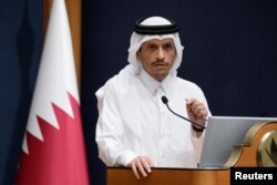 قطر کے وزیر اعظم محمد بن عبد الرحمان الثانی امریکی وزیر خارجہ بلنکن کے دورے کے دوران میڈیا سے بات کررہے ہیں، فوٹو رائٹرز 13 اکتوبر 2023