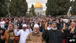 یروشلم کے پرانے شہر میں مسجد اقصیٰ کے احابے میں مسلمان رمضان کی پہلی نماز جمعہ ادا کررہے ہیں، فوٹو اے ایف پی ، 15 مارچ 2024