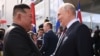روس کے صدر ولادی میر پوٹن(دائیں) شمالی کوریا کے لیڈر کم جانگ ان سے مصافحہ کر رہے ہیں۔ 13 ستمبر 2023