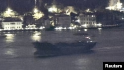 Tàu Sukru Okan mang cờ Palau đi qua eo biển Bosphorus trên đường đến Biển Đen hôm 13/8