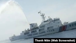 Tàu mang cờ hiệu Trung Quốc phun vòi rồng vào tàu cá của ngư dân Quảng Ngãi. Ảnh do ngư dân cung cấp cho báo Thanh Niên.