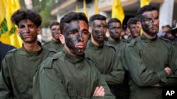  حزب اللہ کے جنگجو اپنے دو ساتھیوں کے جنازے میں شرکت کر رہے ہیں جو اسرائیلی گولہ باری سے مارے گئے تھے: 10 اکتوبر، 2023۔ (اے پی فوٹ)