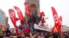 1 Mayıs’ın resmi bayram ilan edildiği 2009’da, sabah saatlerinden itibaren devam eden engelleme öğlen kaldırılmış, bir grup Taksim Cumhuriyet Anıtı’na çıkmıştı- ARŞİV