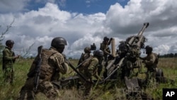 Tư liệu - Quân nhân Ukraine chuẩn bị khai hỏa vào các vị trí của Nga từ một khẩu pháo M777 do Mỹ cung cấp ở Kharkiv, Ukraine, vào ngày 14 tháng 7 năm 2022.