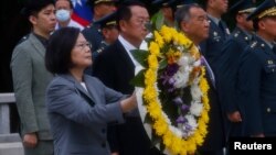 Bà Thái Anh Văn đặt vòng hoa tại Đài tưởng niệm Kim Môn 