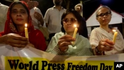 ورلڈ پریس فریڈم ڈے کے موقع پر کراچی میں پاکستانی صحافی موم بتیاں روشن کر رہی ہیں۔ 3 مئی 2019