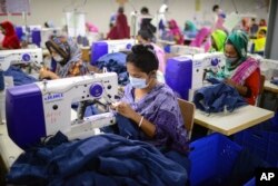 بنگلہ دیش کی ایک گارمنٹس فیکٹری میں ملبوسات تیار کیے جا رہے ہیں۔ 30 مارچ 2022