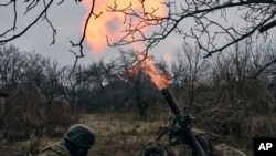 Lính tình nguyện Ukraine nả súng cối vào vị trí của Nga gần Bakhmut, vùng Donetsk, ngày 8/3/2023. 