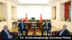 18 yıl sonra bugün yapılan görüşmede Cumhurbaşkanı Erdoğan’a Mustafa Elitaş, CHP Lideri Özel’e Namık Tan eşlik etti.